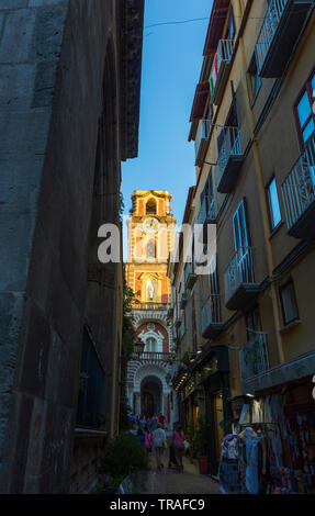 La Cathédrale et la Tour - Palais de l'Évêché à Sorrente, une ville donnant sur la baie de Naples en Italie du Sud. Banque D'Images