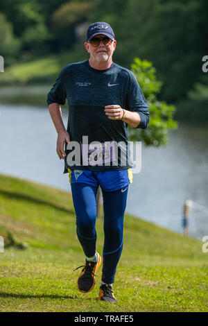 Présentateur de télévision, radio DJ et homme Chris Evans exécutant le demi-marathon à son terme Fest Festival Run à Bowood House dans le Wiltshire. Banque D'Images