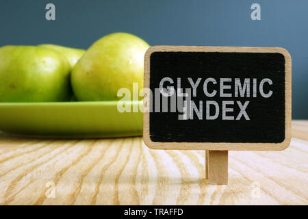 Index glycémique GI concept. Plaque constructeur et plaque avec les pommes. Banque D'Images