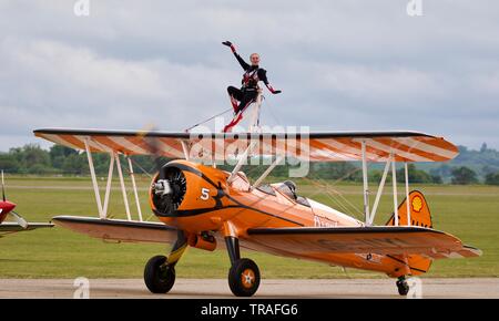 Wingwalkers AeroSuperBatics se produiront au Festival de l'air de Duxford 2019 Banque D'Images