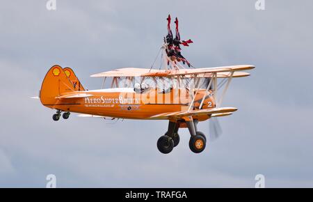 Wingwalkers AeroSuperBatics se produiront au Festival de l'air de Duxford 2019 Banque D'Images