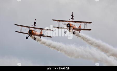 Wingwalkers AeroSuperBatics se produiront au Festival de l'air de Duxford 2019 Banque D'Images