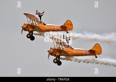 Wingwalkers AeroSuperBatics se produiront au Festival de l'air de Duxford 2019 Banque D'Images