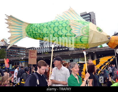 Un "Carnaval de défilé des créatures pour protester contre le changement climatique et le lobbying d'action pour arrêter le réchauffement, arrive dans les jardins de Piccadilly, Manchester, UK, le 1er juin 2019. Le défilé a été organisé par le groupe d'action climatique de la famille jusqu'à la hausse ! Les familles de Manchester pour accroître la sensibilisation et de la demande que des mesures soient prises pour protéger la nature. Le groupe a invité les familles à Manchester Art Gallery au cours de la moitié à faire à long terme accessoires pour le carnaval. Banque D'Images