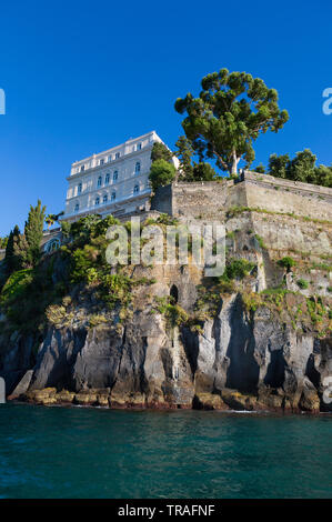 La Côte d'Amalfi à la baie de Naples entre Naples et Sorrente en Italie du Sud. Banque D'Images