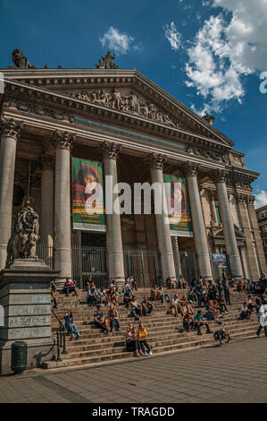 Les gens devant le bâtiment de la Bourse de Bruxelles. Ville accueillante et dynamique et capitale de la Belgique. Banque D'Images