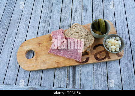 Pate de porc ferme faite à partir de la tête du cochon et de la gélatine avec de la moutarde et des cornichons oignons cocktail servi avec du pain brun Banque D'Images