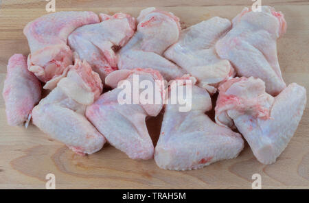 Ailes de poulet crues sur une surface en bois prêt à être assaisonné Banque D'Images