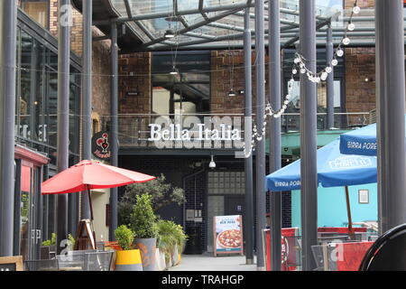 Une photographie de restaurants dans la région de Cardiff, Pays de Galles, Royaume-Uni, mai 2019. L'extérieur du Bella Italia et Nandos dans un cadre en plein air Banque D'Images