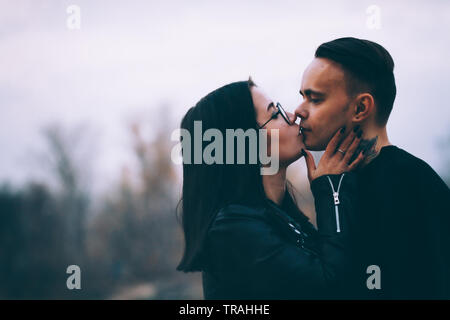 L'homme et la femme près de la rivière l'automne. Banque D'Images