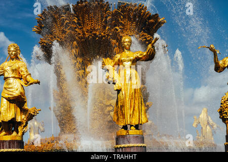 Moscou, Russie - le 13 août 2018 : VDNH fontaine de l'amitié des nations. Banque D'Images