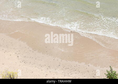 Une photographie de très haut d'une plage, et des vagues, par un beau jour d'été. Tenby, Pembrokeshire, Pays de Galles, Royaume-Uni Banque D'Images