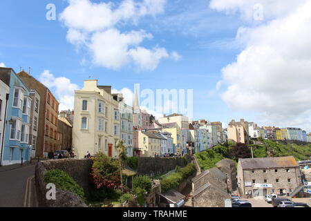 Une photographie de maisons et bâtiments colorés de Tenby, Pembrokeshire, Pays de Galles. La vie sur la côte, de l'industrie de la pêche. Destination de vacances du Pembrokeshire. Banque D'Images