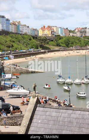 Une photo de port de Tenby, Pembrokeshire, Pays de Galles, Royaume-Uni. Bateaux, les personnes bénéficiant du beau temps, les falaises et les bâtiments en arrière-plan. Banque D'Images