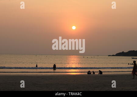 Relaxing magnifique coucher de soleil sur Palolem Beach, Goa, Inde Banque D'Images