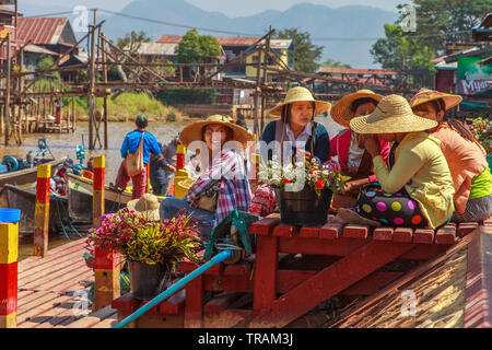 Les vendeurs de fleurs à l'entrée du temple, au Lac Inle au Myanmar Banque D'Images