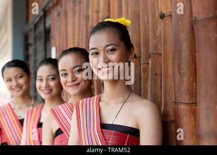 Portraits de Kadazan Dusun jeunes filles en tenue traditionnelle de Kota Belud au cours de district Niveau de l'Etat Fête des récoltes en KDCA, Kota Kinabalu, Saba Banque D'Images