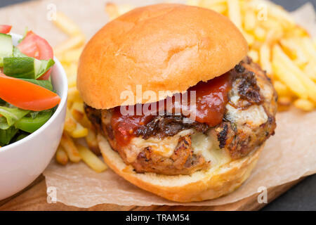 Un hamburger de faisan fait maison à partir de filet et de viande de cuisse d'un faisan tiré sur un gameshoot entraîné. Il a été fait avec de la chapelure, du carro râpé Banque D'Images