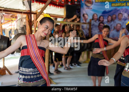 De belles jeunes filles de Kota Belud Kadazan Dusun effectuée au cours de danse traditionnelle ethnique niveau de l'Etat Fête des récoltes en KDCA, Kota Kinabalu, Sab Banque D'Images