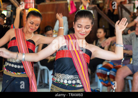 De belles jeunes filles de Kota Belud Kadazan Dusun effectuée au cours de danse traditionnelle ethnique niveau de l'Etat Fête des récoltes en KDCA, Kota Kinabalu, Sab Banque D'Images