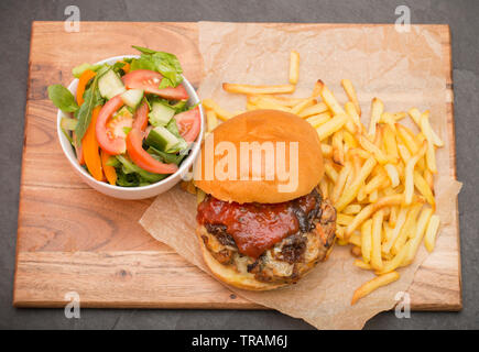 Un hamburger de faisan fait maison à partir de filet et de viande de cuisse d'un faisan tiré sur un gameshoot entraîné. Il a été fait avec de la chapelure, du carro râpé Banque D'Images