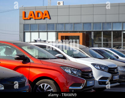 Voronezh (Russie) - 16 octobre 2018 : Un certain nombre de nouvelles voitures Lada' marque 'bâtiment auprès du concessionnaire. Banque D'Images