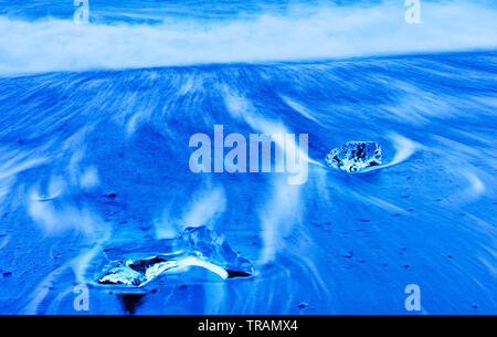 Vue sur les icebergs de la Lagune glaciaire du Jökulsárlón à côté plage à l'Islande, au crépuscule en hiver. Banque D'Images