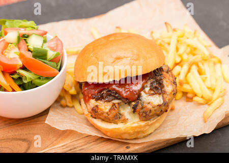 Un hamburger de faisan fait maison à partir de filet et de viande de cuisse d'un faisan tiré sur un gameshoot entraîné. Il a été fait avec de la chapelure, du carro râpé Banque D'Images