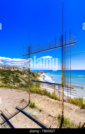 La célèbre plage de rocher d'Aphrodite ou Vénus rock, Petra tou Romiou, Chypre Banque D'Images