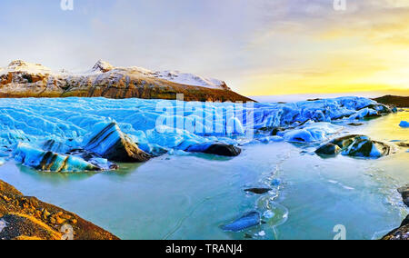 Vue sur le Glacier Svinafellsjokull au parc national du Vatnajökull en Islande au coucher du soleil. Banque D'Images