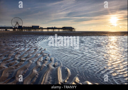 Plage de Blackpool et de la jetée sud au coucher du soleil Banque D'Images