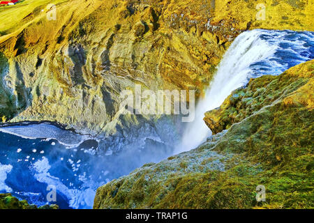 Avis de Skogafoss chute d'eau gelée en Islande. Banque D'Images