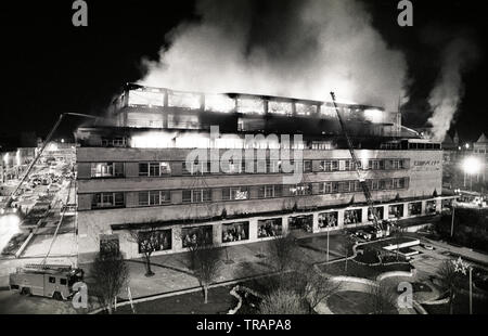 19 Décembre, 1988. La Dingles bâtiment dans Armada Way, Plymouth, en Angleterre, après la bombe incendiaire c'était. Un programme national de recherche de la police a été lancé après que des extrémistes cinq magasins House of Fraser, dans le cadre d'une campagne anti-fourrure, à l'aide de bombes incendiaires. Banque D'Images