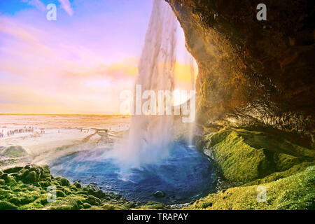 Vue de la cascade de Seljalandsfoss à l'aube en hiver en Islande. Banque D'Images