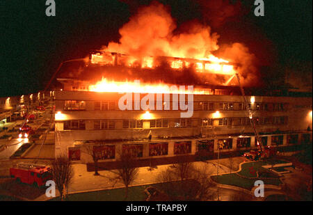 19 Décembre, 1988. La Dingles bâtiment dans Armada Way, Plymouth, en Angleterre, après la bombe incendiaire c'était. Un programme national de recherche de la police a été lancé après que des extrémistes cinq magasins House of Fraser, dans le cadre d'une campagne anti-fourrure, à l'aide de bombes incendiaires. Banque D'Images