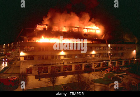 19 Décembre, 1988. La Dingles bâtiment dans Armada Way, Plymouth, en Angleterre, après la bombe incendiaire c'était. Un programme national de recherche de la police a été lancé après que des extrémistes cinq magasins House of Fraser, dans le cadre d'une campagne anti-fourrure, à l'aide de bombes incendiaires. Banque D'Images