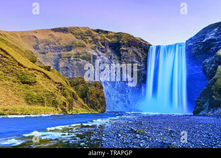 Avis de Skogafoss chute d'eau à l'aube en hiver en Islande. Banque D'Images