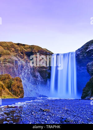 Avis de Skogafoss chute d'eau à l'aube en hiver en Islande. Banque D'Images