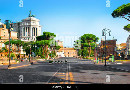 Palais Vittoriano à journée ensoleillée à Rome, Italie Banque D'Images