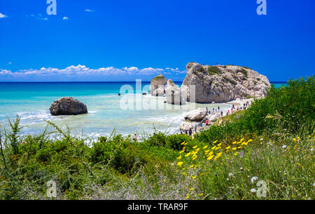 La célèbre plage de rocher d'Aphrodite ou Vénus rock, Petra tou Romiou, Chypre Banque D'Images