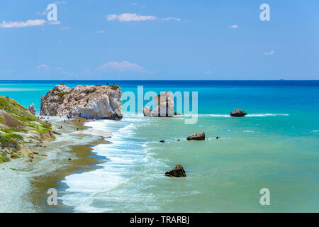 La célèbre plage de rocher d'Aphrodite ou Vénus rock, Petra tou Romiou, Chypre Banque D'Images