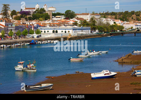 Portugal, Algarve, Tavira, Skyline, In the Golfer's Paradise River, bateaux, Banque D'Images