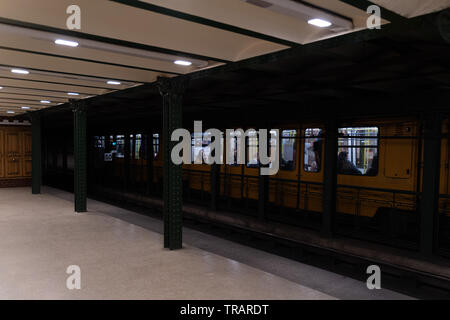 La station de métro vieux Budapest sur M1 ligne jaune conçu dans un style art nouveau. Banque D'Images