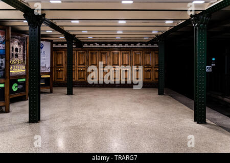 La station de métro vieux Budapest sur M1 ligne jaune interior design dans un style art nouveau. Banque D'Images