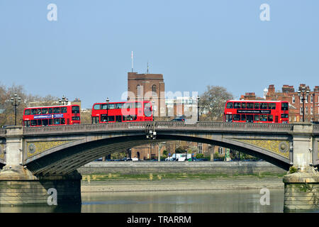 Trois autobus rouge bloqué dans le trafic sur le pont de Battersea, à l'ouest de Londres, Royaume-Uni Banque D'Images