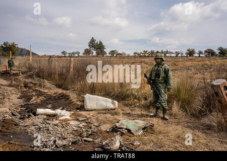 Garde militaire mexicain un site contaminé, à gauche plus de gaz illégal le vol, près de la communauté La Preciosita, Puebla, Mexique, le 16 janvier 2019. L'état de Puebla est connu pour ses hautes quantités de gaz illégales de vol. Banque D'Images