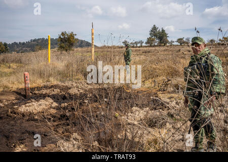 Garde militaire mexicain un site contaminé, à gauche plus de gaz illégal le vol, près de la communauté La Preciosita, Puebla, Mexique, le 16 janvier 2019. L'état de Puebla est connu pour ses hautes quantités de gaz illégales de vol. Banque D'Images