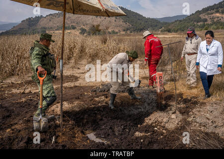 Pemex, Petroleos Mexicanos, les employés travaillent à trouver le site de contamination dans un conduit de gaz, après le vol d'essence illégale, près de la communauté La Preciosita, Puebla, Mexique, le 16 janvier 2019. L'état de Puebla est connu pour ses hautes quantités de gaz illégales de vol. Banque D'Images