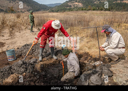 Pemex, Petroleos Mexicanos, les employés travaillent à trouver le site de contamination dans un conduit de gaz, après le vol d'essence illégale, près de la communauté La Preciosita, Puebla, Mexique, le 16 janvier 2019. L'état de Puebla est connu pour ses hautes quantités de gaz illégales de vol. Banque D'Images