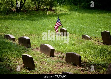 Plymouth Meeting, PA, USA - 1 juin 2019 : un drapeau américain orne une tombe dans un cimetière Quaker. Banque D'Images